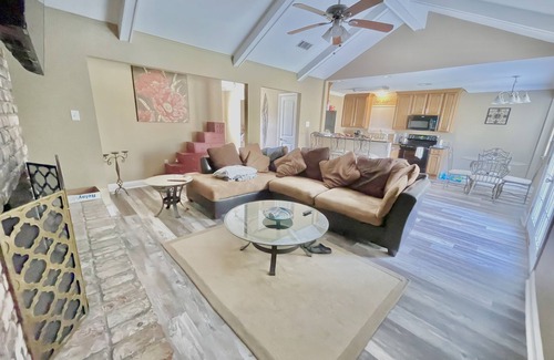 Slidell House | Spacious and bright 5bd 2 ba with jacuzzi tub.