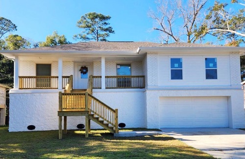 Slidell House | Spacious and bright 5bd 2 ba with jacuzzi tub.