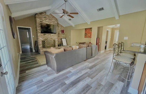 Slidell House | Spacious and bright 5bd 2 ba with jacuzzi tub.