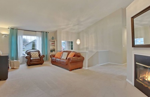 Covington House | Spacious and Bright Home Away From Home