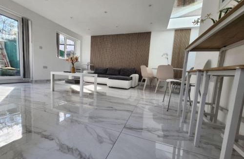 Iffley Apartment | Spacious and bright one bedroom apartment