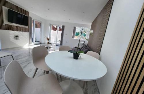 Iffley Apartment | Spacious and bright one bedroom apartment