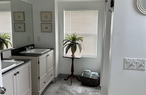 Fort Myers House | Spacious and Charming 5-bedroom house with WiFi and AC in Fort Myers on canal