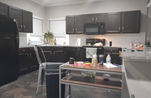 South Side House | Spacious and comfortable 3 bed room townhouse. One room avaliable.