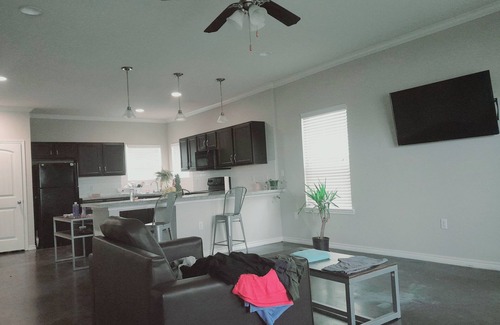 South Side House | Spacious and comfortable 3 bed room townhouse. One room avaliable.
