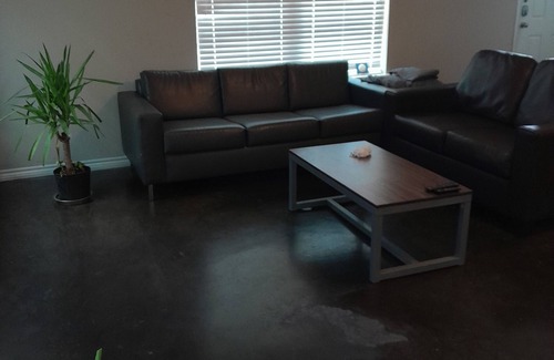South Side House | Spacious and comfortable 3 bed room townhouse. One room avaliable.