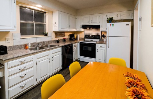 Overland Park House | Spacious and comfortable 3 bedrooms house in the heart of Overland Park