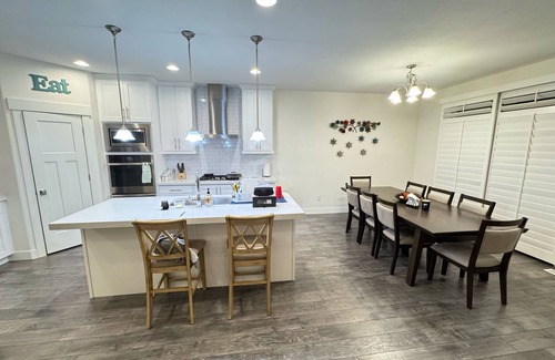 Vineyard House | Spacious and comfortable 5-bedroom house in charming Vineyard Area!