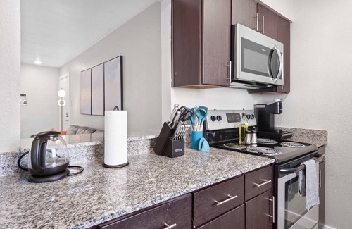 Pleasant Valley Apartment | Spacious and Cozy King Bed 2BR Suite, 5 Min to DT