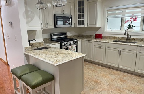Murray Hill Apartment | Spacious and Elegant apartment on second floor with all the amenities.