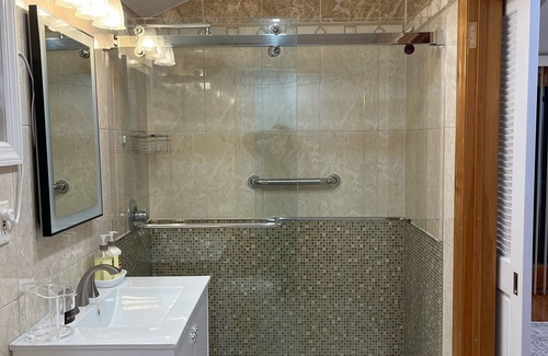 Murray Hill Apartment | Spacious and Elegant apartment on second floor with all the amenities.