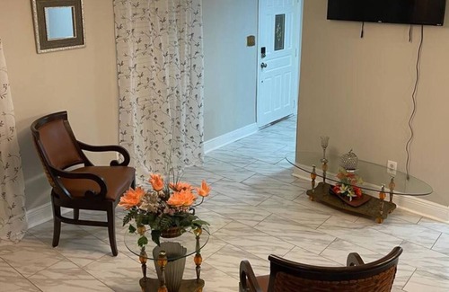 Town N County Park House | Spacious and fantastic pool homenn