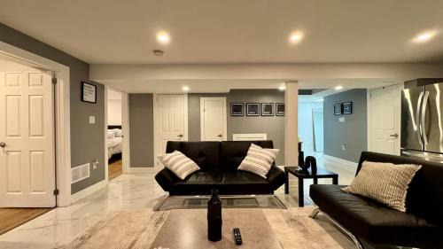Erin Mills Apartment | Spacious and Luxurious 2BR Suite with Huge Windows