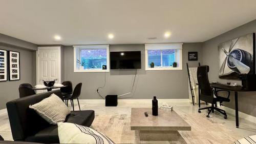 Erin Mills Apartment | Spacious and Luxurious 2BR Suite with Huge Windows