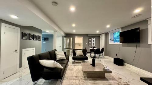 Erin Mills Apartment | Spacious and Luxurious 2BR Suite with Huge Windows