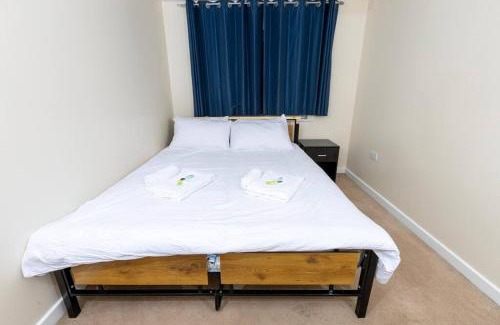 Larkfield House | Spacious and Luxurious 5 Bedroom Town House for 9
