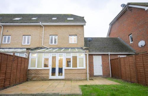 Larkfield House | Spacious and Luxurious 5 Bedroom Town House for 9