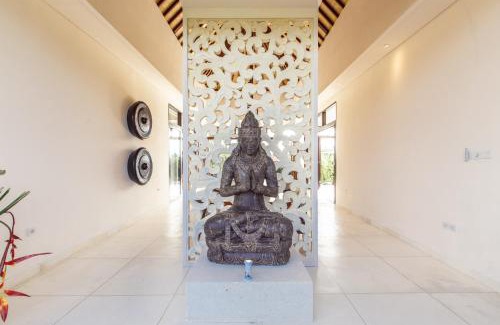 Sayan Villa | Spacious and Luxury Modern Villa with Huge Garden and Pool