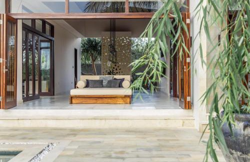 Sayan Villa | Spacious and Luxury Modern Villa with Huge Garden and Pool