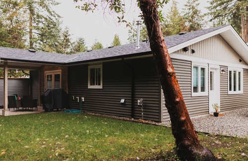 Halfmoon Bay Cottage | Spacious and modern 2 bedroom 2 bathroom cottage with private yard.