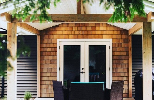 Halfmoon Bay Cottage | Spacious and modern 2 bedroom 2 bathroom cottage with private yard.