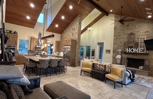 Dripping Springs House | Spacious and private 5-bedroom house in Dripping Springs with pool, steam, views