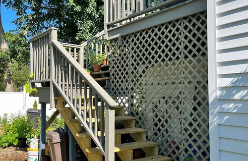 Yarmouth House | Spacious and private 2nd floor 2bed apartment in Yarmouth Village.