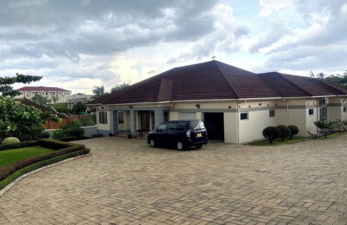 Blantyre House | Spacious and staffed 4-bedroom house with WiFi and AC in Blantyre