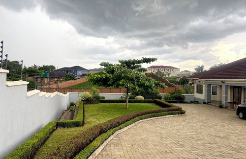 Blantyre House | Spacious and staffed 4-bedroom house with WiFi and AC in Blantyre