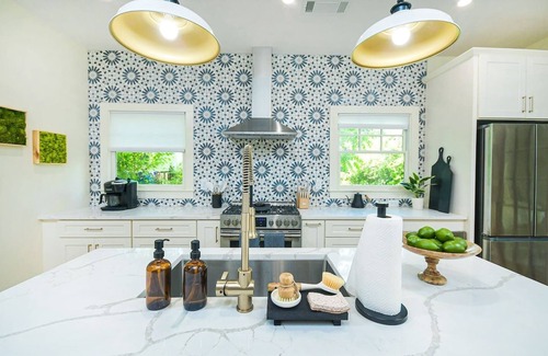 East Side House | Spacious and stylish 2BR 2.5Bath nestled in the vibrant Grant Park neighborhood