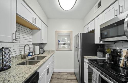 Arlington Apartment | Spacious and Stylish Apartment right by AT&T Stadium!