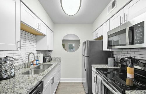 Arlington Apartment | Spacious and Stylish Apartment right by ATT Stadium!