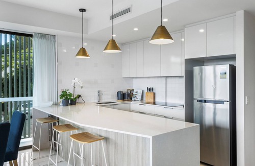 Bulimba Apartment | Spacious and Superb 3-Bed Apartment