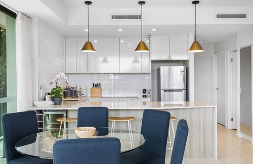 Bulimba Apartment | Spacious and Superb 3-Bed Apartment