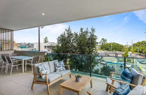 Bulimba Apartment | Spacious and Superb 3-Bed Apartment