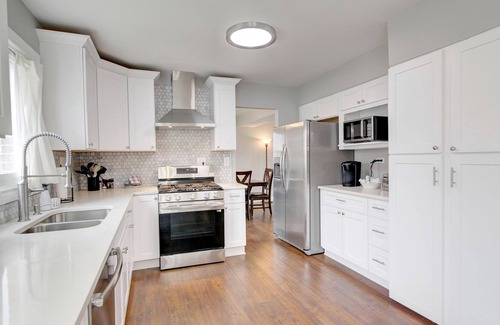 Arlington Heights House | Spacious and Cheerful Newly Updated 5 BR Home Close to DT Chicago and Airport