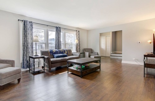 Arlington Heights House | Spacious and Cheerful Newly Updated 5 BR Home Close to DT Chicago and Airport