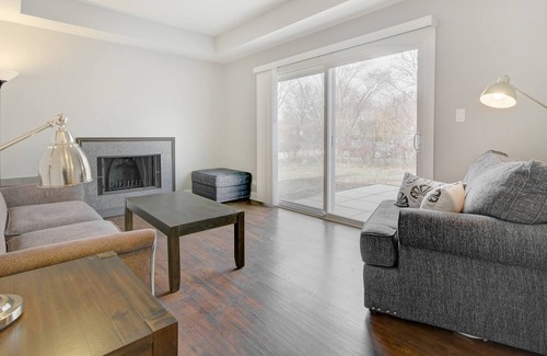 Arlington Heights House | Spacious and Cheerful Newly Updated 5 BR Home Close to DT Chicago and Airport