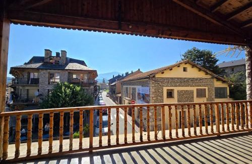Bellver de Cerdanya Apartment | Spacious apartment in Bellver de Cerdanya 150 m² with balcony