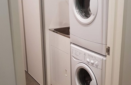 Auckland Central Business District Apartment | Spacious Apartment next to Victoria Park + Heatpump, Carpark