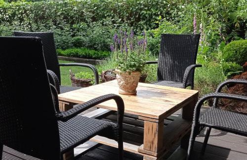 Srodmiescie Apartment | Spacious apartment in green district.