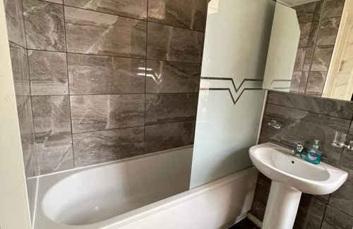 Loxford House | Spacious Apartment in London with Great Transport Links