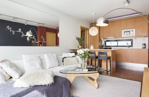 Sant Gervasi Apartment | Spacious apartment near Teknon with small terrace for 4 people - WiFi