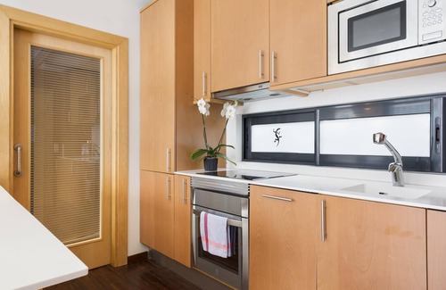 Sant Gervasi Apartment | Spacious apartment near Teknon with small terrace for 4 people - WiFi