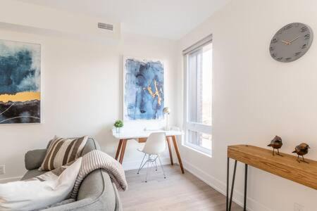 High Park-Swansea Apartment | Spacious Apartment Near High Park