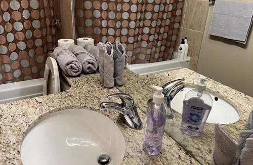 Haysboro Apartment | Spacious Apartment Near Stampede & Train Station