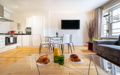 Farringdon Apartment | Spacious Apartment with a balcony in Prime Location in Farringdon