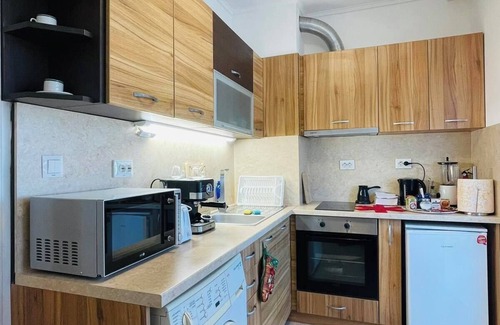 Hristo Botev Apartment | Spacious apartment with WiFi, AC in vibrant Varna