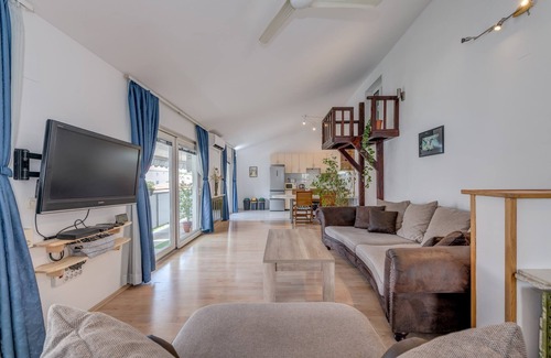 Vranjic Apartment | Spacious apartment Zvone with 3 balconies and parking