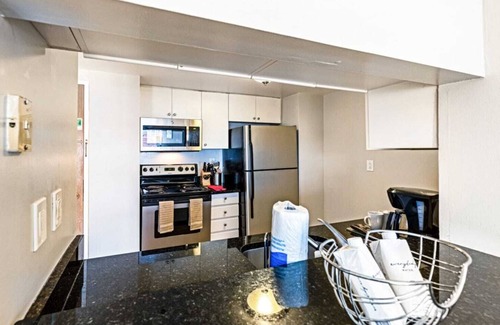 Downtown Apartment | Spacious Apt Downtown with Gym